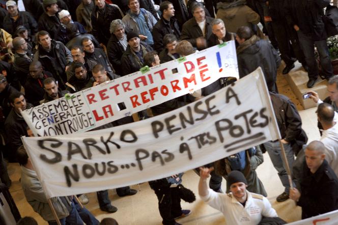 Des cheminots en grève manifestent, le 21 novembre 2007 à Paris, contre le projet de modification de leur système de retraite « spécial ».