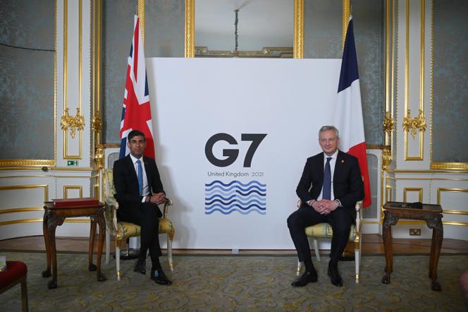 Le chancelier britannique de l’Echiquier, Rishi Sunak (à gauche), pose avec le ministre français de l’économie et des finances, Bruno Le Maire, au premier jour du G7 finances, à Londres, le 4 juin 2021.