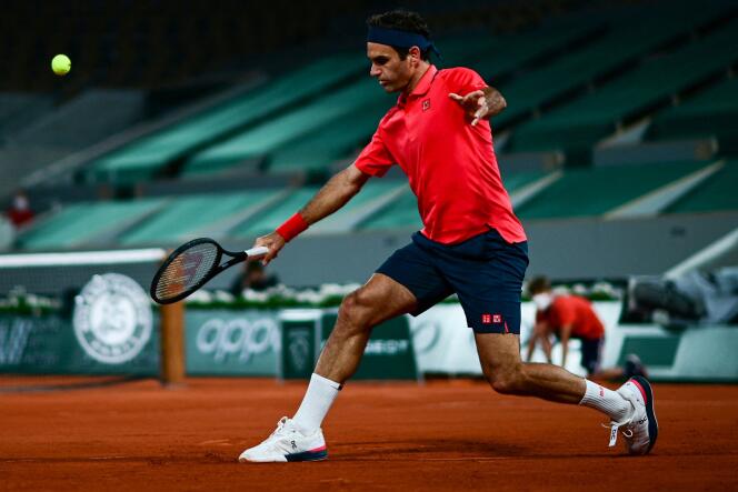 Le Suisse Roger Federer portant des baskets de la marque On, lors d’un match contre l’Allemand Dominik Koepfer, au tournoi de Roland-Garros, le 5 juin 2021. 
