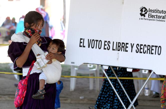 Une femme indigène Wixarika, dans un bureau de vote dans la communauté de Mezquitic, dans l’Etat de Jalisco, au Mexique, le 6 juin 2021.