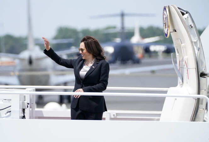 La vice-présidente américaine, Kamala Harris, fait un signe de la main avant de monter à bord d’Air Force Two, sur la base aérienne d’Andrews, Maryland, le 6 juin 2021.