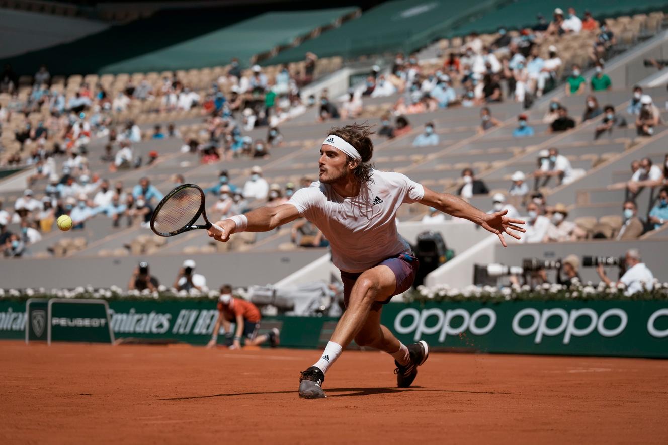Stéfanos Tsitsipas podczas meczu z Pablo Carreño Busta w Roland Garros, 6 czerwca 2021 r.