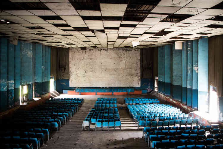 Salle du cinéma Le Dialogue à Yopougon, à Abidjan, en mai 2021. La dernière séance a eu lieu le 16 décembre 2014.