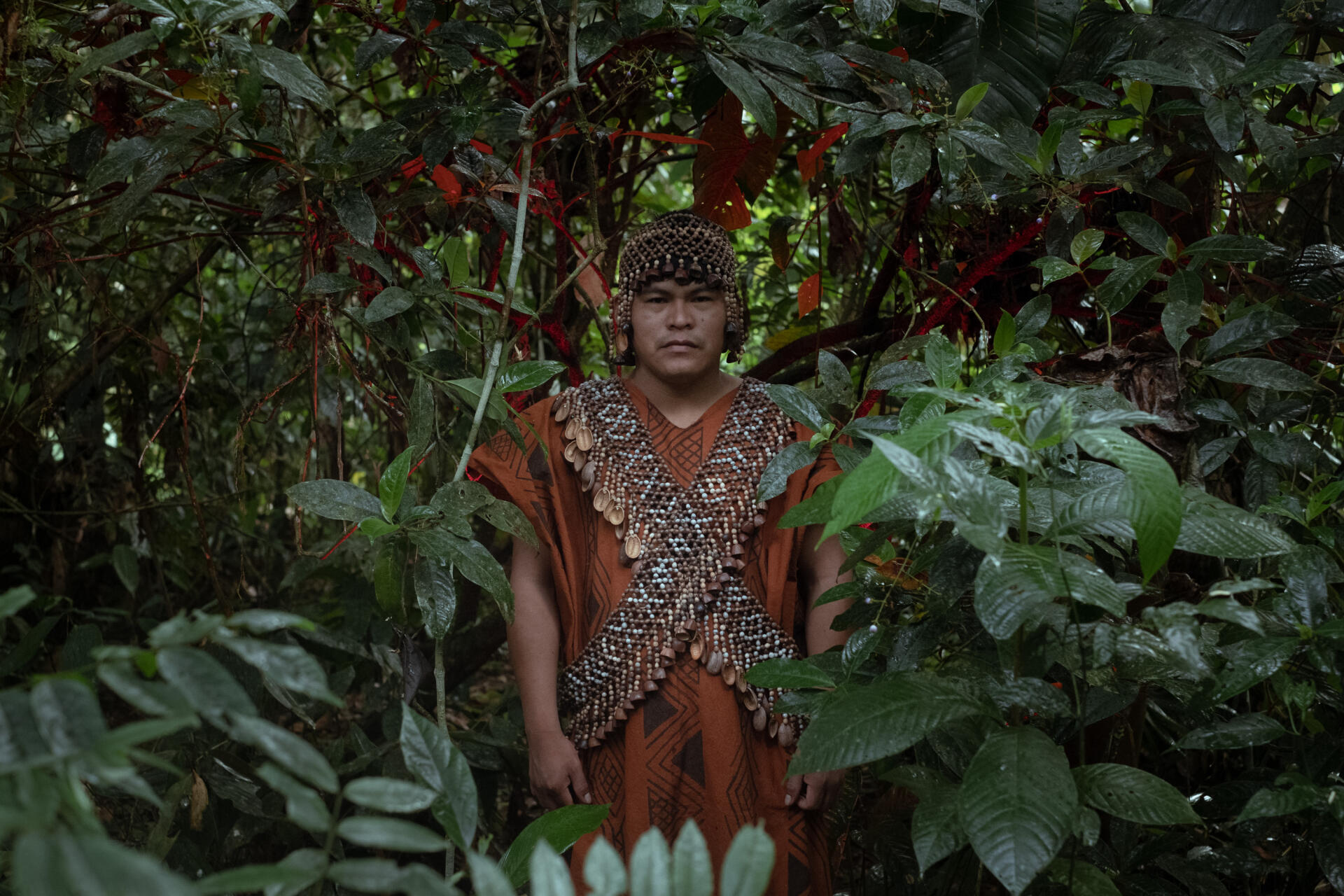 Herlin Odicio Estrella, leader amérindien de l’ethnie kakataibo, dans la forêt aux abords du village de Yamino, en Ucayali, le 8 mai 2021.