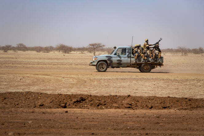 Des soldats burkinabés patrouillent sur la route de Dori, dans le nord-est du Burkina Faso, le 3 février 2020.