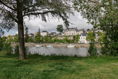 Chateau-Gontier, Mayenne, le 17 mai 2021. Vue de la ville. La Mayenne traverse la ville.