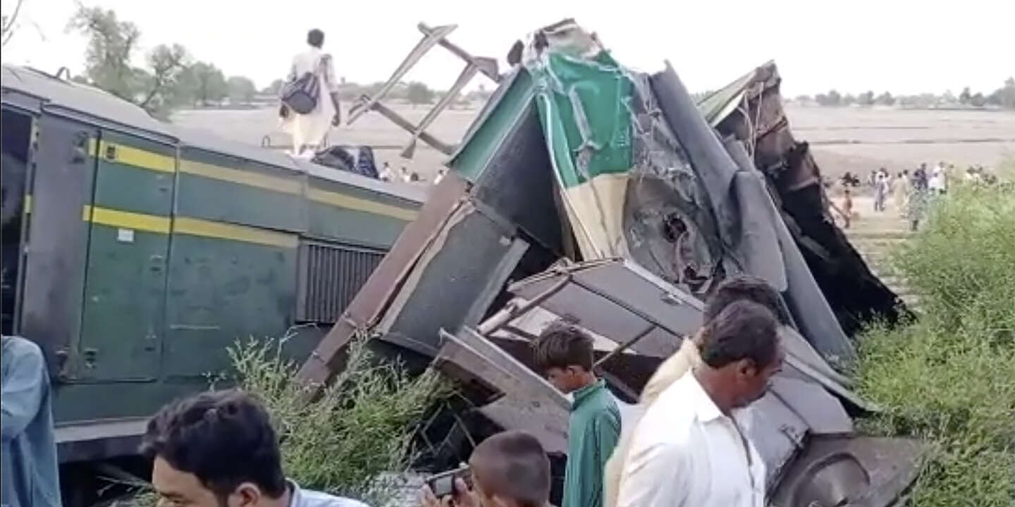 At least 40 people have been killed in a train crash in Pakistan