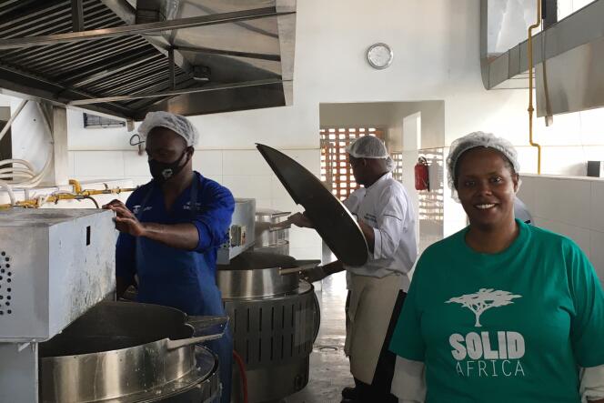 Isabelle Kamariza (à droite) dans la cuisine de l’ONG Solid’Africa à Kigali, en mai 2021.