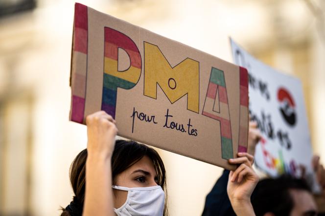 Manifestation pour la PMA pour toutes les femmes devant l’Assemblée nationale, à Paris, le 21 février.