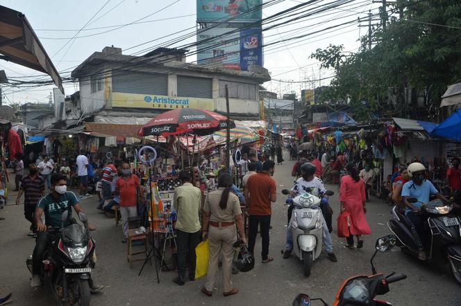 Les gens se pressent dans une zone de marché pendant les heures d’ouverture restreintes imposées par le gouvernement du Bengale-Occidental (Inde), à Siliguri, le 3 juin 2021.