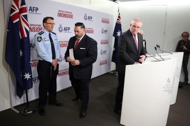 Anthony Russo (FBI) et Scott Morrison (premier ministre australien) annoncent le résultat de l’opération « Ironside », à Sydney, le 8 juin 2021.