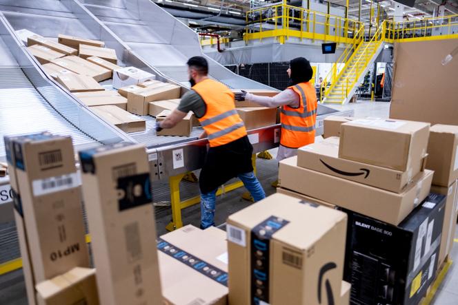 Les entreprises du e-commerce, les Zalando, La Redoute, Amazon et consorts, ont vu leurs ventes exploser en cette année de confinement à répétition (+ 38 % en un an). Ici, des employés d’Amazon, en mars 2019, à Garbsen, en Basse-Saxe (Allemagne).
