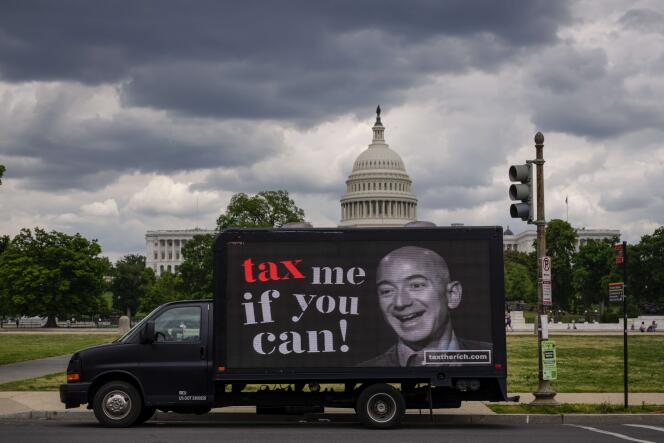 Manifestation pour réclamer la taxation des plus riches, devant le Capitole à Washington, DC, le 17 mai 2021. Ici, un portrait de Jeff Bezos.