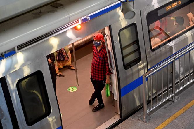 Dans une station de métro après que les services ont été autorisés à fonctionner à 50 % de leur capacité à New Delhi le 7 juin 2021.
