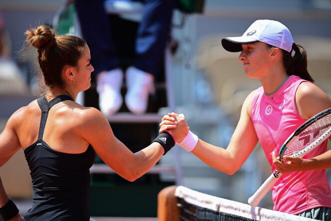 Di perempat final Roland Garros, Maria Sakkari dari Yunani (kiri) mengalahkan juara Polandia Iga Swiatek dengan dua set langsung (6-4, 6-4).