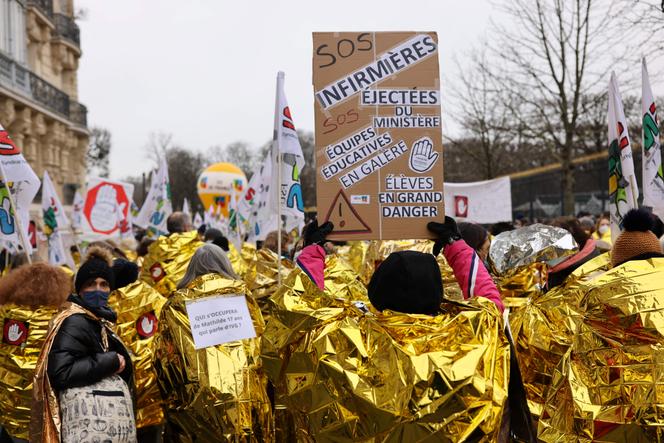 Les infirmières de l’éducation nationale participent à une journée nationale de grève pour protester contre la gestion par le gouvernement de la pandémiedans les écoles, à Paris, le 26 janvier 2021.