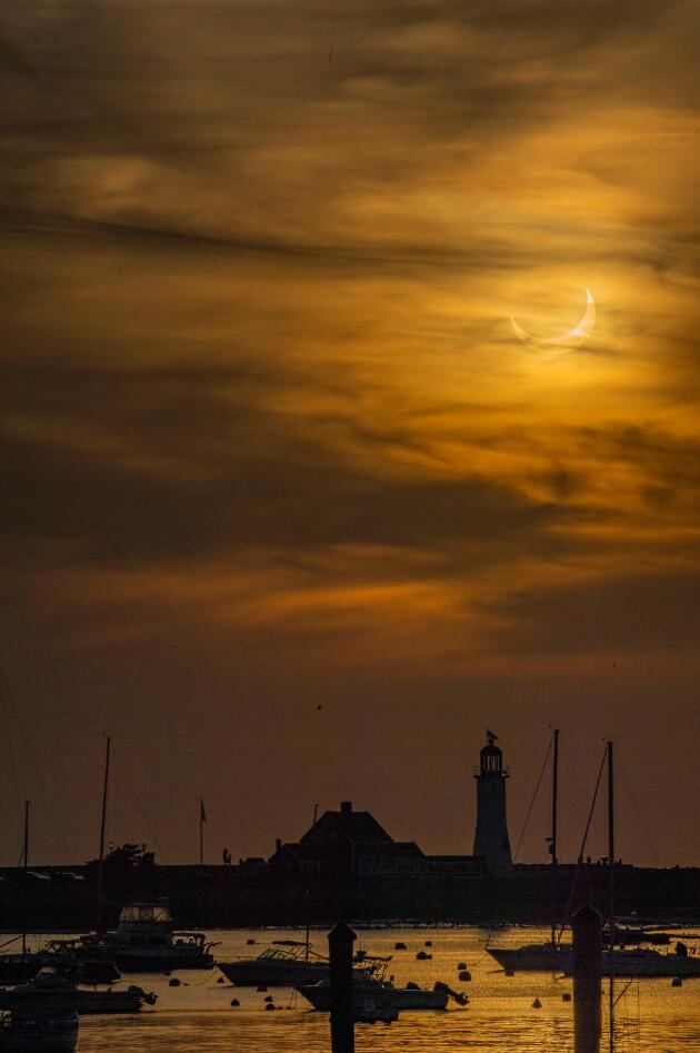 Gerhana matahari sebagian di Sittwitt Lighthouse, Massachusetts, Amerika Serikat, 10 Juni 2021.