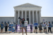 Des militants « pro-vie » devant la Cour suprême des Etats-Unis, à Washington D.C, le 29 juin 2020.