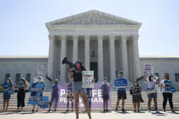 Des militants « pro-vie » devant la Cour suprême des États-Unis à Washington D.C., le lundi 29 juin 2020.