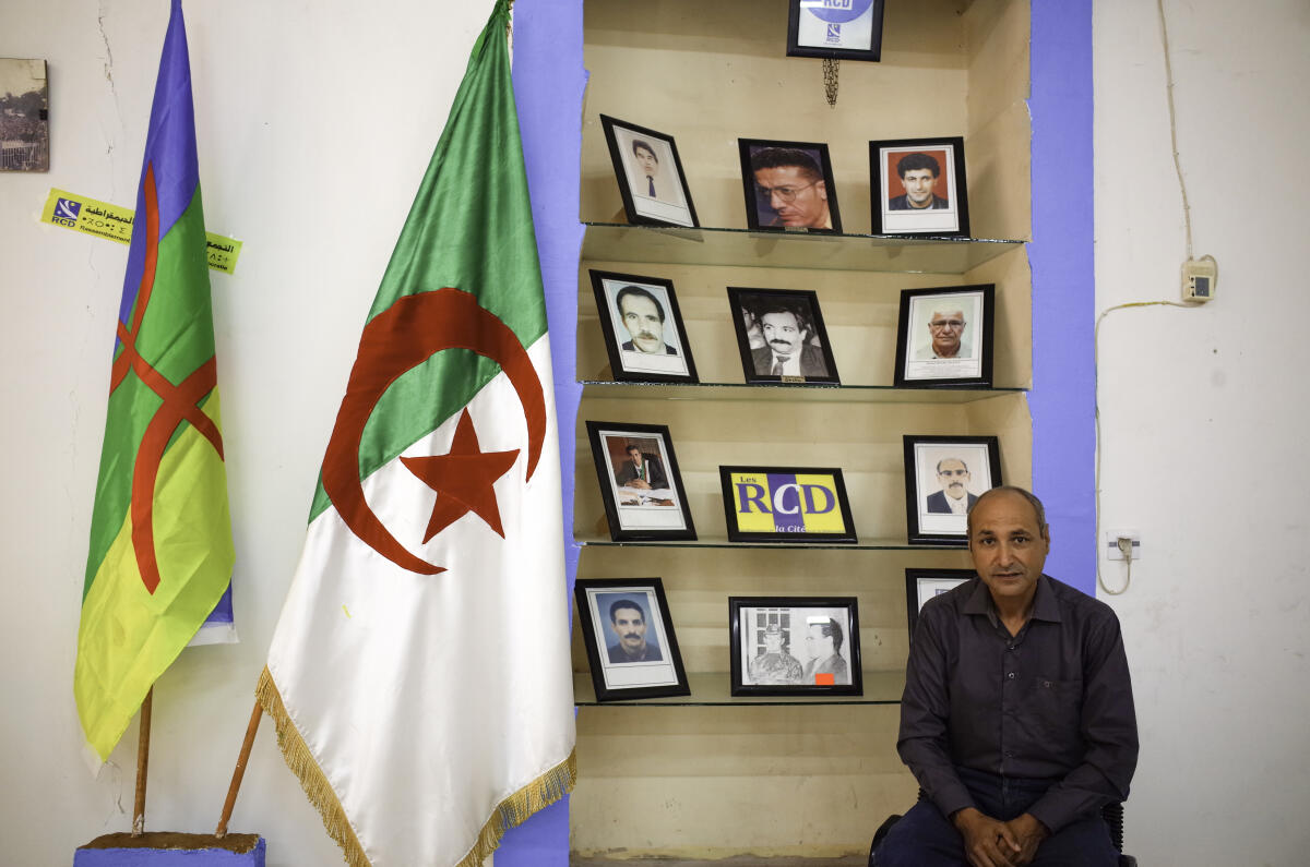 Moussa Naït Amara, militant et journaliste, au bureau régional du RCD à Béjaïa, Algérie, le 9 juin 2021.
