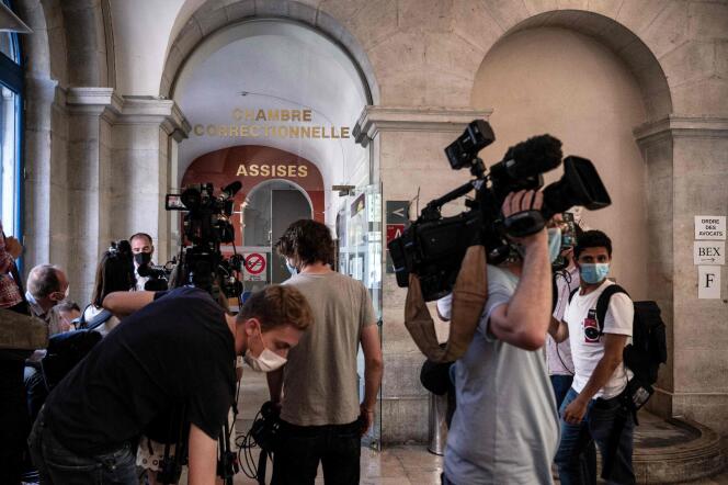 A l’entrée du palais de justice où a lieu l’audience en comparution immédiate de Damien Tarel, à Valence (Drôme), le 10 juin 2021.