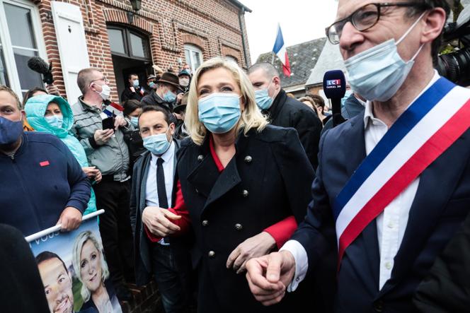 Marine Le Pen, en déplacement à Berlancourt (Aisne) pour soutenir Sébastien Chenu, tête de liste du Rassemblement national dans les Hauts de France, et Philippe Torre, tête de liste RN aux départementales dans l’Aisne, le 15 mai.