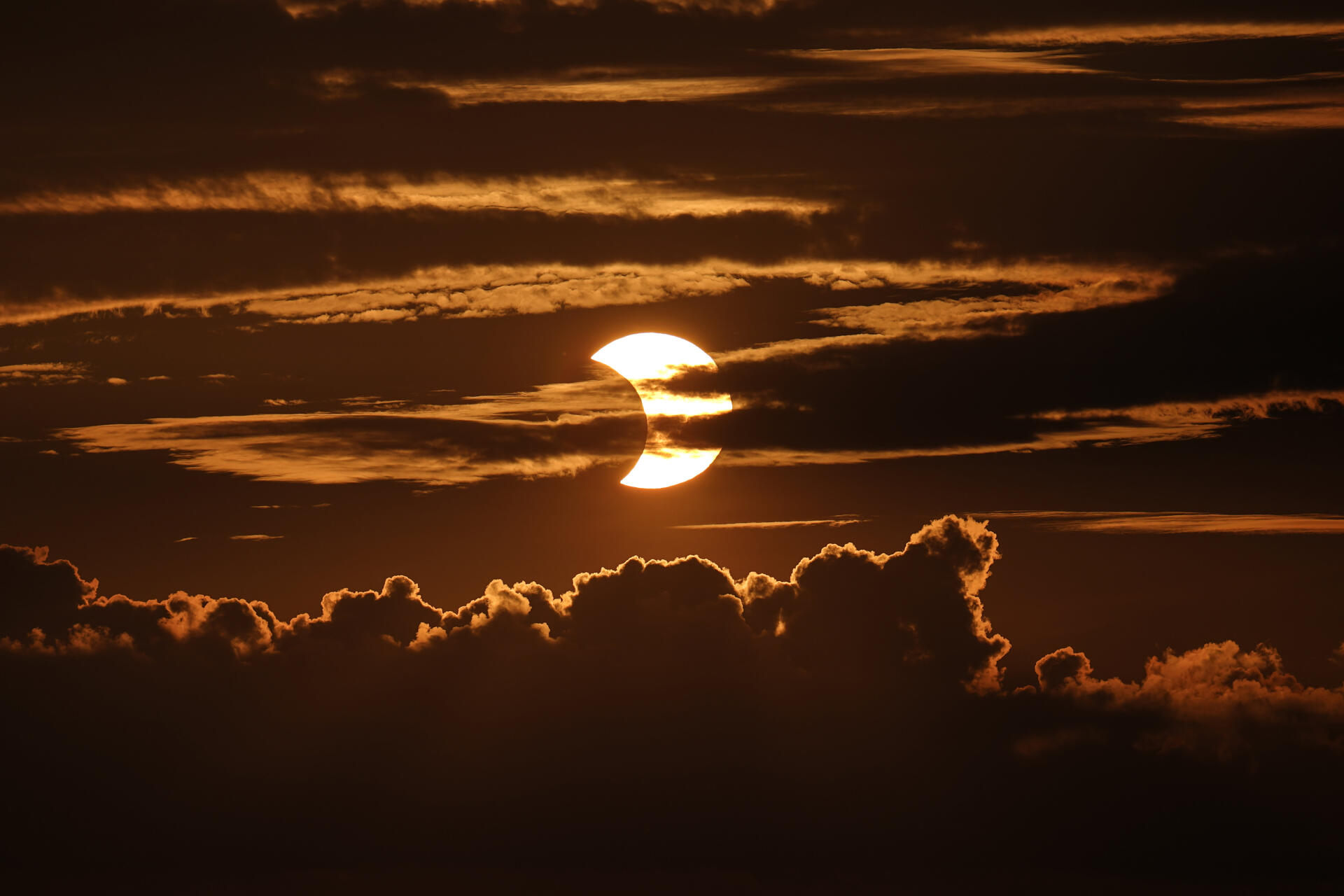 L’éclipse partielle de soleil vue depuis Arbutus, dans le Maryland aux Etats-Unis, le 10 juin 2021.