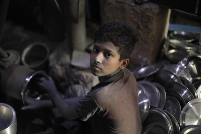 Hasibur Rahman, 13 ans, dans une usine au Bangladesh, le 3 mai.