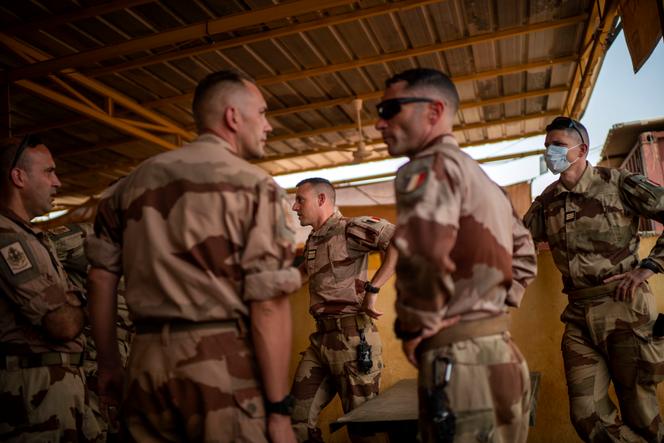 Des soldats français de l’opération « Barkhane » s’apprêtent à quitter le Mali après que la France a annoncé la suspension des opérations militaires conjointes, le 9 juin 2021.