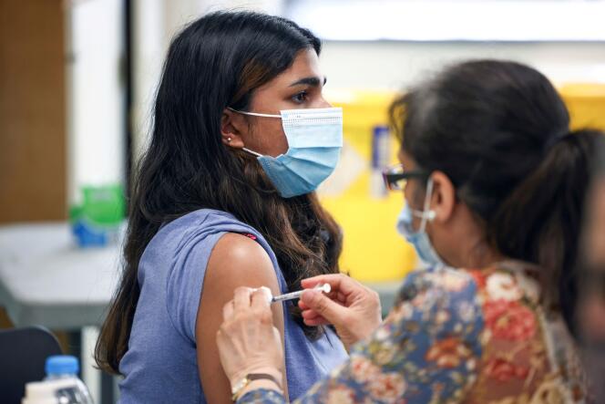 Une soignante administre une dose du vaccin de Pfizer-BioNTech dans un centre de vaccination à Londres, le 6 juin 2021.