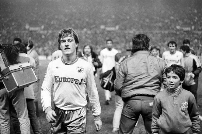 Didier Deschamps à la fin du match entre Nantes et le Spartak Moscou le 11 décembre 1985 à Nantes.
