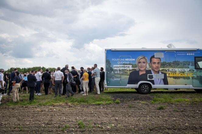 Lors d’un déplacement de Marine Le Pen en soutien à Aleksandar Nikolic, à Saint-Martin-le-Beau (Indre-et-Loire), le 10 juin 2021.