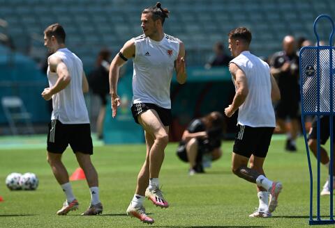 Wales' forward Gareth Bale plays with a ball during their MD-1 training session at Dalga Arena stadium in Baku on June 11, 2021 on the eve of their UEFA EURO 2020 football match against Switzerland. / AFP / OZAN KOSE 