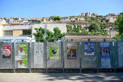 A picture taken on June 11, 2021 in Les Pennes-Mirabeau, near Marseille, southern France, shows electoral panels ahead of the upcoming French regional elections. / AFP / Nicolas TUCAT
