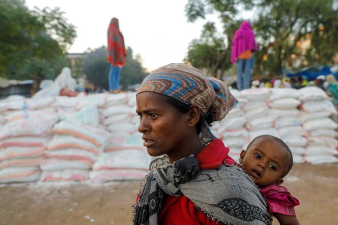 Une femme fait la queue lors d’une distribution d’aide alimentaire à Shire, dans la région éthiopienne du Tigré, le 15 mars 2021.