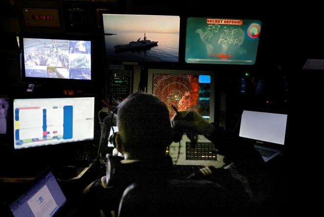 Opération de surveillance tactique par la marine nationale française en mer Méditerrannée, en octobre 2020.