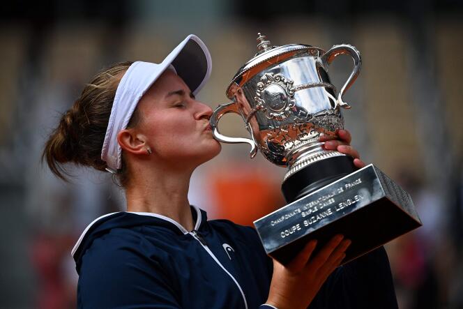 La Tchèque Krejcikova a remporté, samedi 12 juin 2021, la coupe Suzanne Lenglen, récompensant la vainqueure de Roland-Garros.