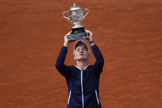 Barbora Krejcikova soulève son trophée après avoir remporté la finale dames de Roland-Garros, samedi 12 juin, à Paris.