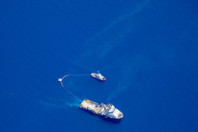 Deux navires tentent de contenir une nappe d’hydrocarbures, au large des côtes corses, le 12 juin 2021.