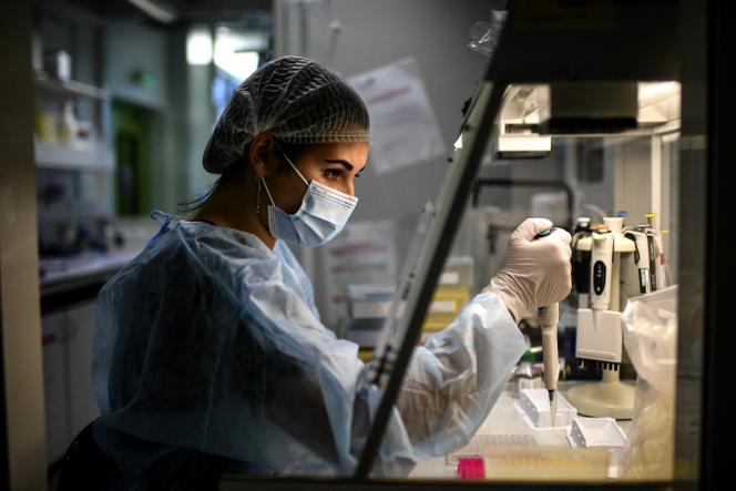 Une technicienne de laboratoire travaille sur le génome du SARS-CoV-2 et ses variants à l’institut Pasteur, le 21 janvier 2021.