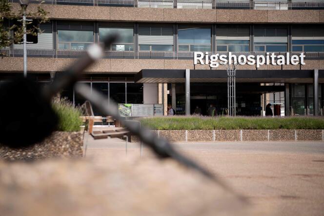L’entrée du Rigshospitalet, à Copenhague, le 13 juin, où le milieu offensif Christian Eriksen est hospitalisé après son malaise cardiaque la veille, lors du match de l’Euro 2021 opposant le Danemark à la Finlande.