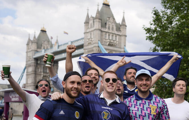 Des supporteurs écossais après le premier match de leur équipe contre la République tchèque, le 14 juin, à Londres.