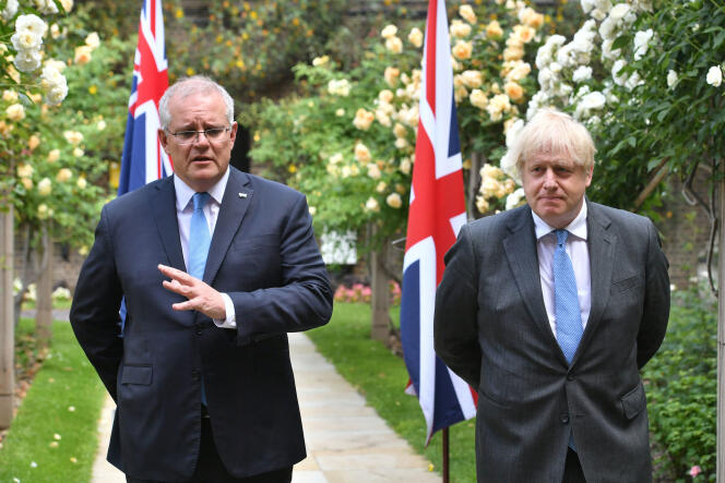 Les premiers ministres autralien, Scott Morrison, et britannique, Boris Johnson, à Londres, mardi 15 juin 2021.