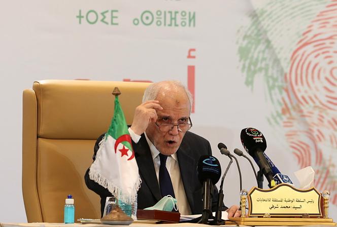 Het hoofd van de onafhankelijke nationale kiesautoriteit, Mohamed Charfi, maakt de resultaten van de parlementsverkiezingen in Algiers op 15 juni 2021 bekend.