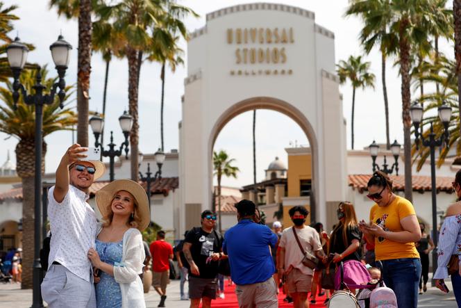 Devant l’entrée du parc Universal Studios Hollywood, à Universal City, près de Los Angeles, le 15 juin 2021.