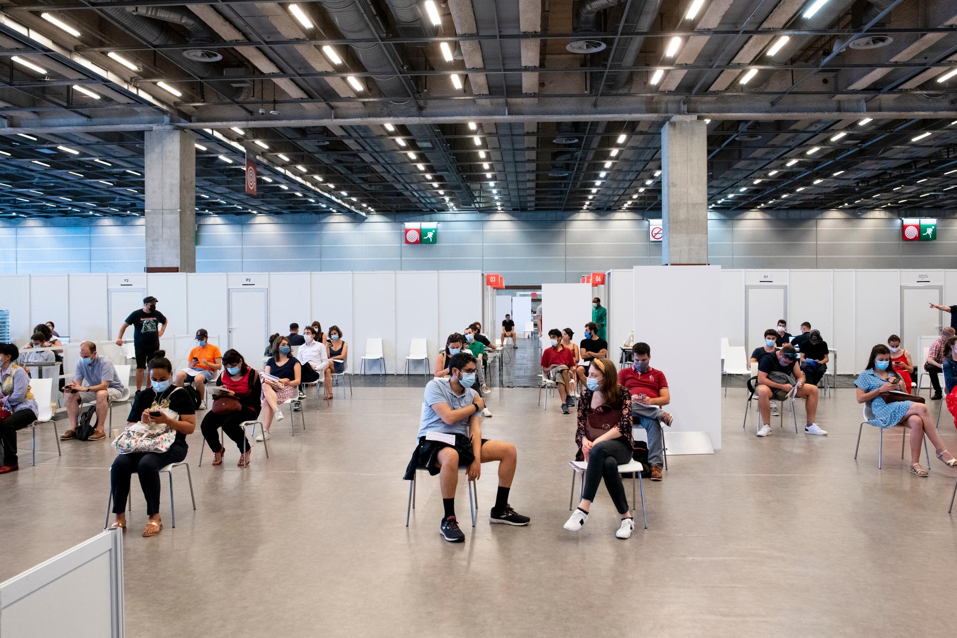 Dans la salle d’attente dédiée au vaccin Pfizer, au centre de vaccination de la porte de Versailles, le 15 juin 2021 à Paris.