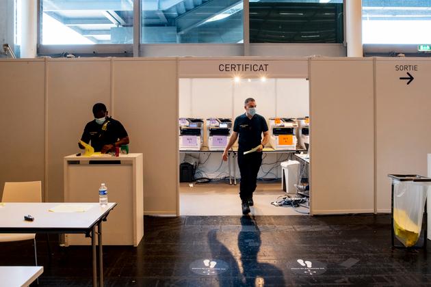 Devant la salle d’impression des certificats, au centre de vaccination de la porte de Versailles, le 15 juin 2021 à Paris.