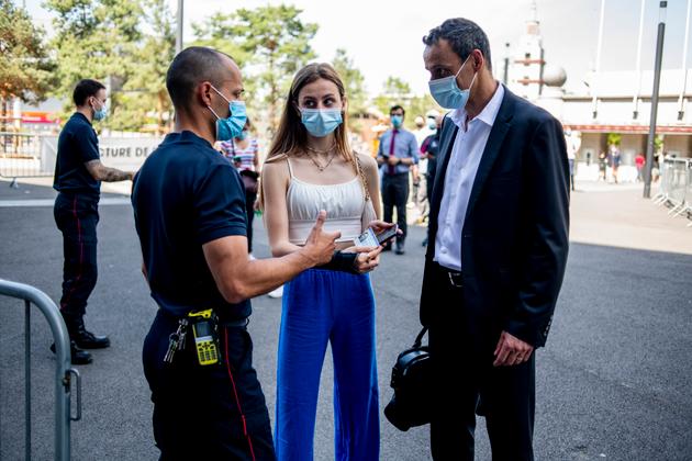 Marc accompagne sa fille Alix, 17 ans, qui va se faire vacciner contre le Covid-19 au centre de vaccination de la porte de Versailles., le 15 juin 2021 à Paris.