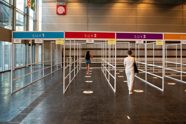 Les usagers sont invités à emprunter l’un des couloirs selon, entre autres, le type de vaccin qu’ils viennent se faire injecter, le 15 juin 2021 à Paris.