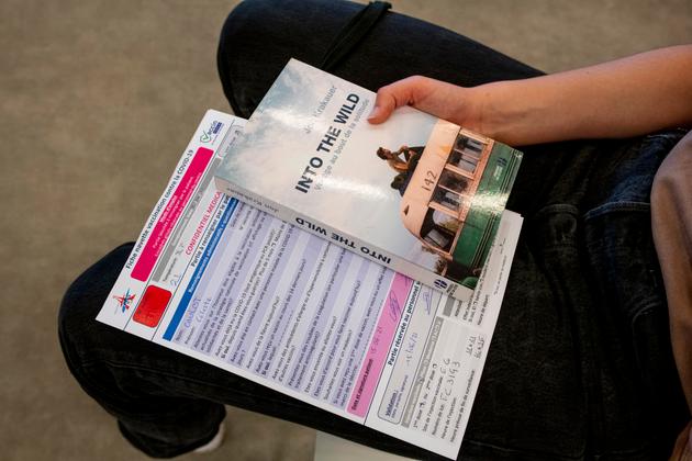 Céleste, 17 ans, se fait vacciner pour faire ses études aux Etats-Unis. La jeune fille patiente après avoir reçu sa première dose de vaccin, le 15 juin 2021 à Paris.